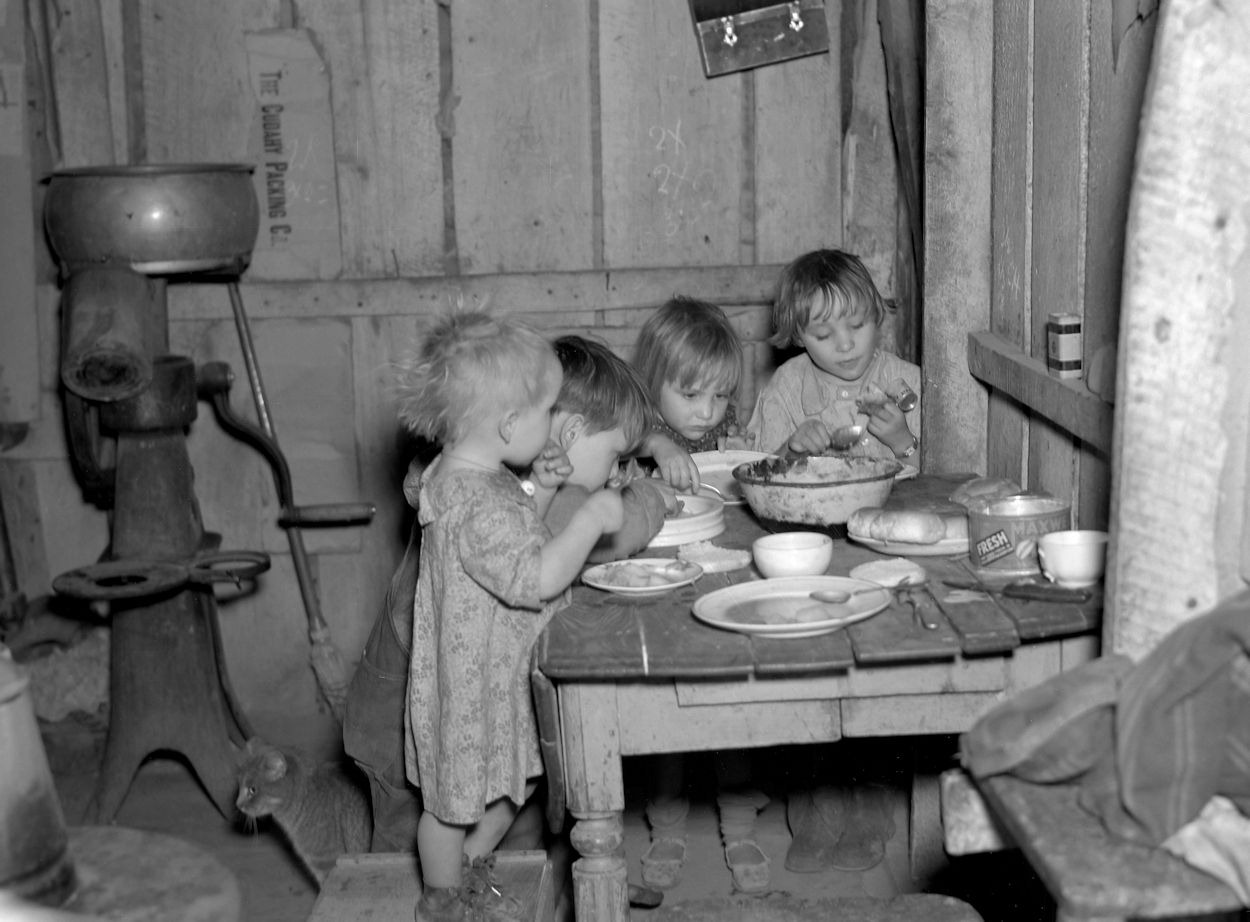 Санька с матерью жили бедно и голодно. Голодные дети Великой Отечественной войны. Голодные дети за столом.