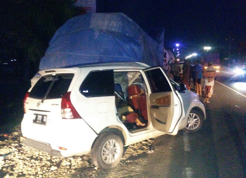 Mobil Tabrak Truk Parkir di Bahu Jalan, Ibu dan Anak Tewas