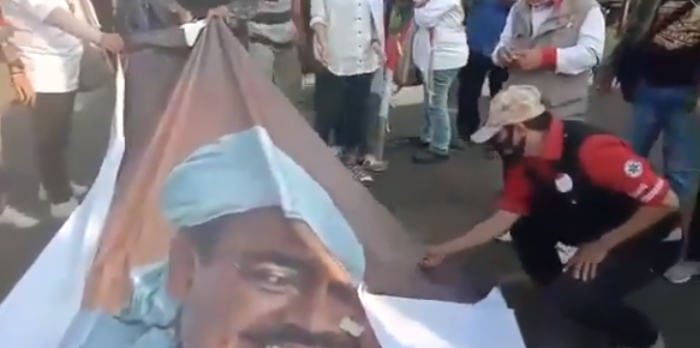 Video Viral, Pendemo Tak Bisa Bakar Baliho Bergambar Habib Rizieq Sihab