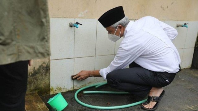 bersihkan-tempat-wudhu-sederek-ganjar-ganjar-peduli-kebersihan-masjid