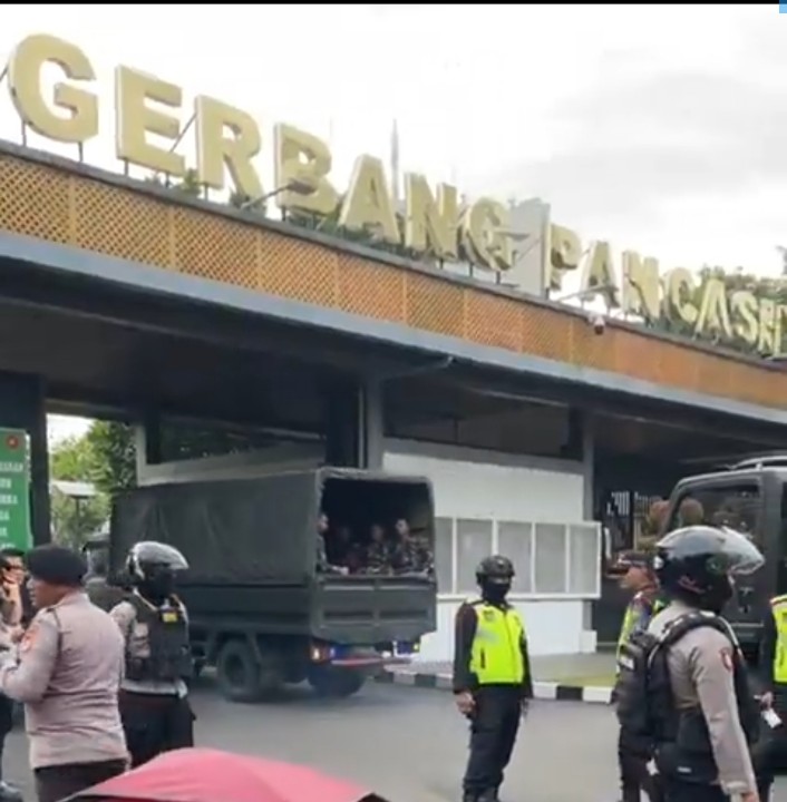 Lagu Bob Marley Iringi Mundurnya Demonstran Penolak UU TNI dari Gedung DPRD DIY