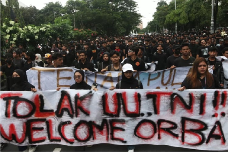 aparat-rampas-hp-beri-ancaman-saat-demo-dandhy-laksono-ungkit-pembakaran-halte