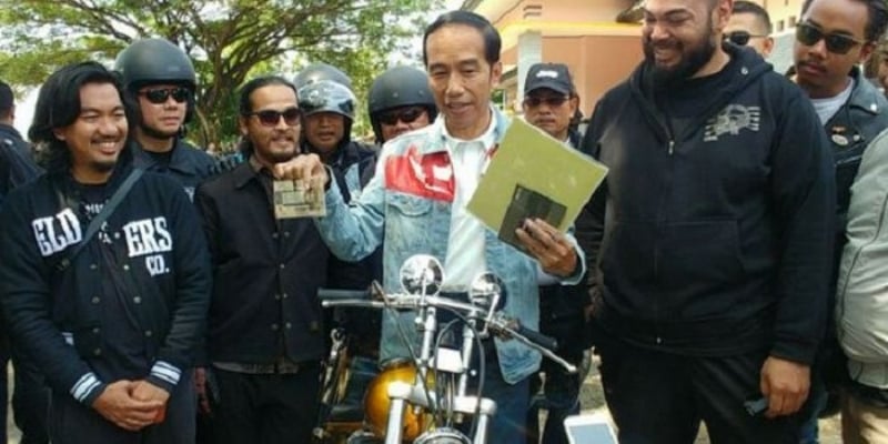 Jejak Jokowi Pamerkan STNK, SIM, & BPKB Viral, Netizen: Ijazahnya Dong Pak