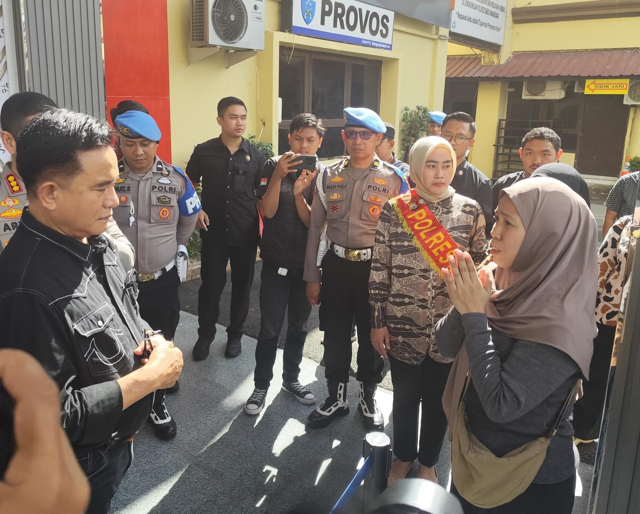 Di Depan Menko Yusril, Keluarga Korban Makassar Histeris Minta Pelaku Dihukum Berat