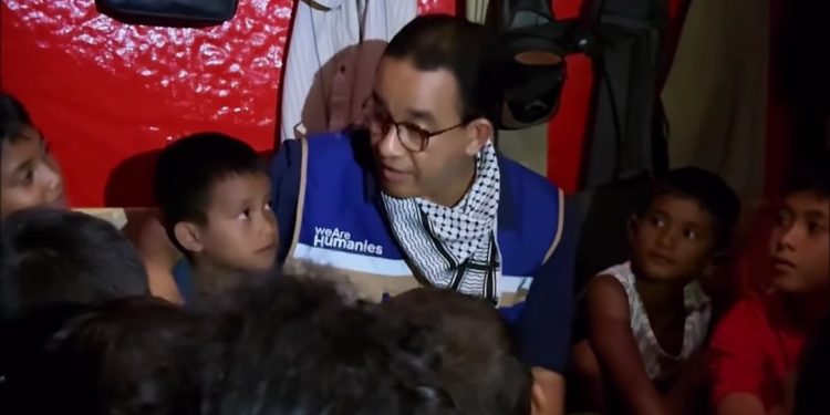 warga-aceh-tamiang-rebutan-peluk-anies-beban-kami-langsung-hilang