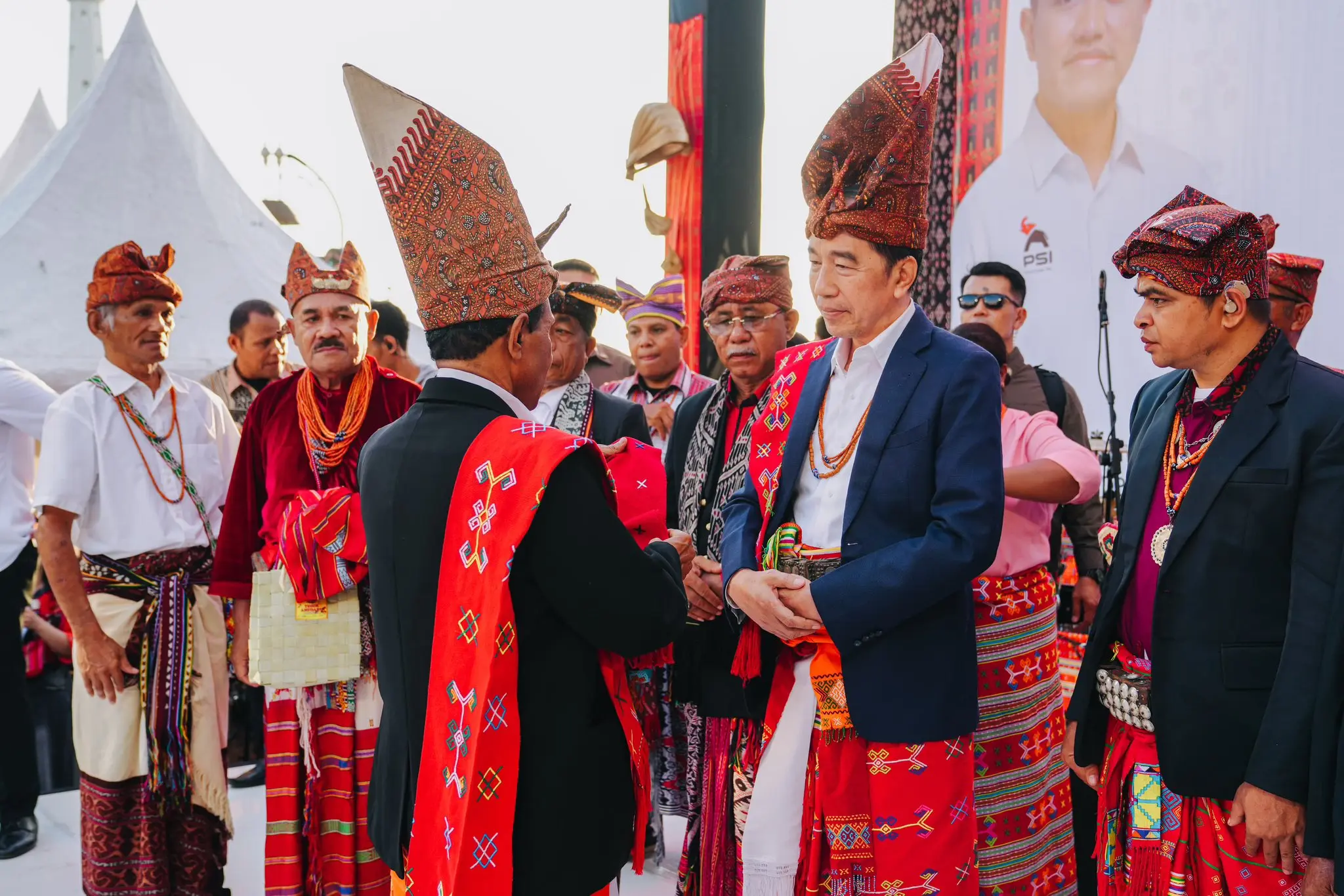 ramai-disebut-main-raja-rajaan-psi-bongkar-deretan-16-gelar-kehormatan-jokowi