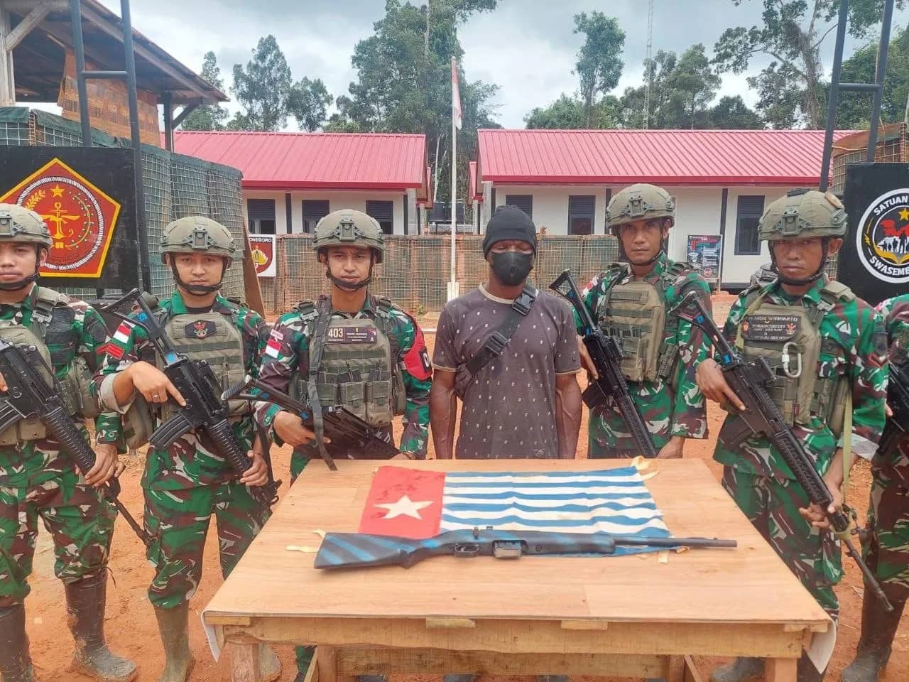 demi-masa-depan-anak-anggota-opm-serahkan-senjata-rakitan-dan-pilih-hidup-damai