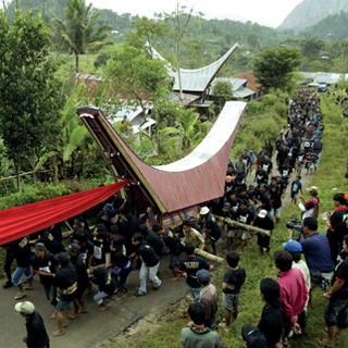 MAYAT BERJALAN..TRADISI TANA TORAJA with PIC...(sulawesi Selatan).