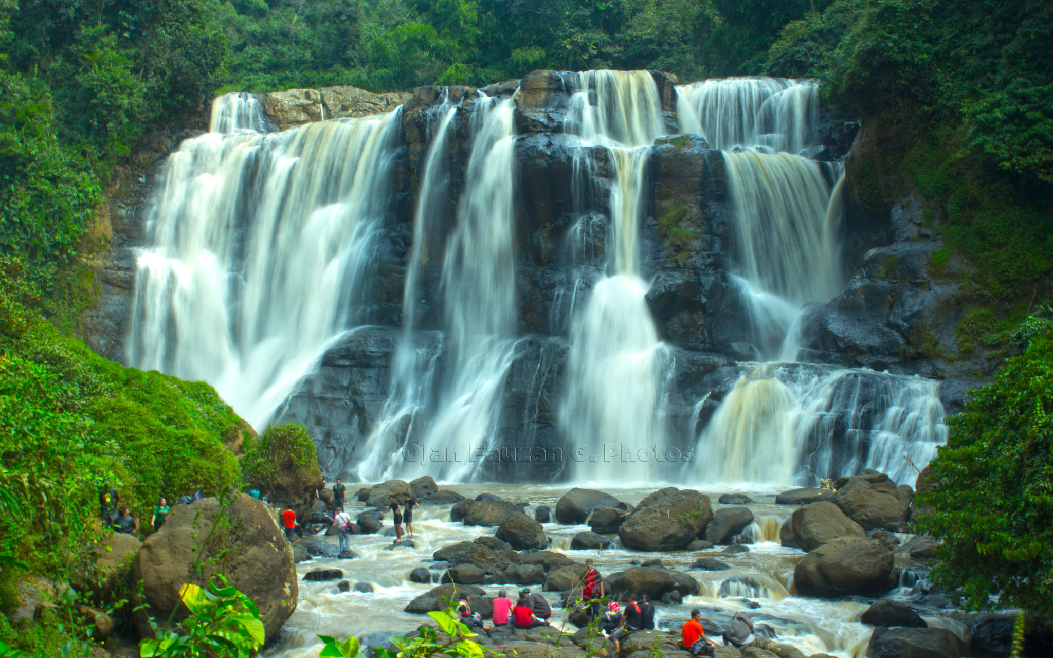 Yang suka Travelling masuk, Air Terjun Indonesia yang Jarang Dikunjungi Orang