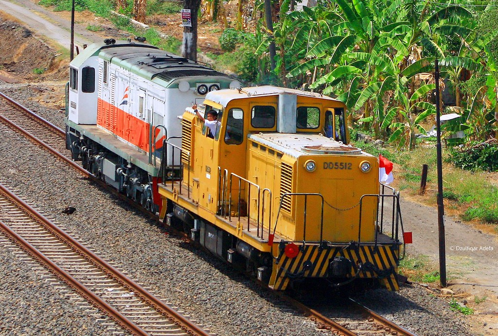 lokomotif-cc20015-dan-dd5512-di-pindah-ke-museum-kereta-api-ambarawa