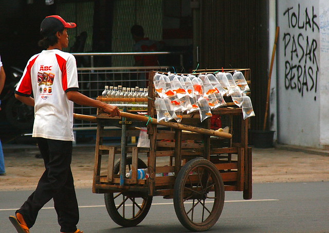 10 Tukang Jualan yang Mulai Jarang Ditemui