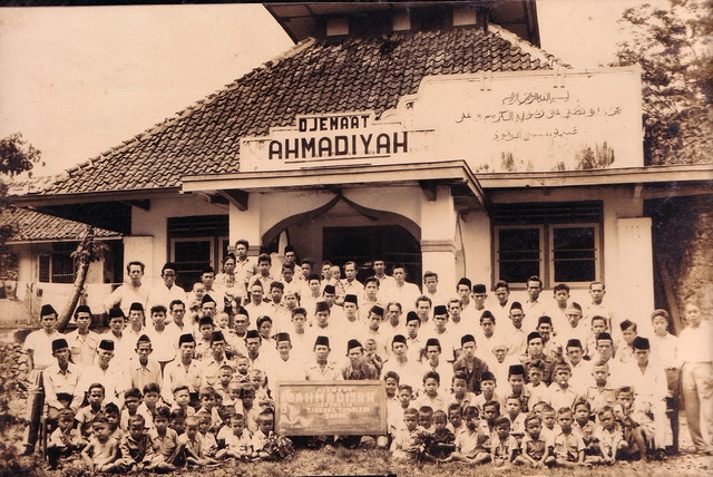 malam-takbiran-ala-fpi-di-bandung-fpi-rusak-masjid-jamaah-ahmadiyah