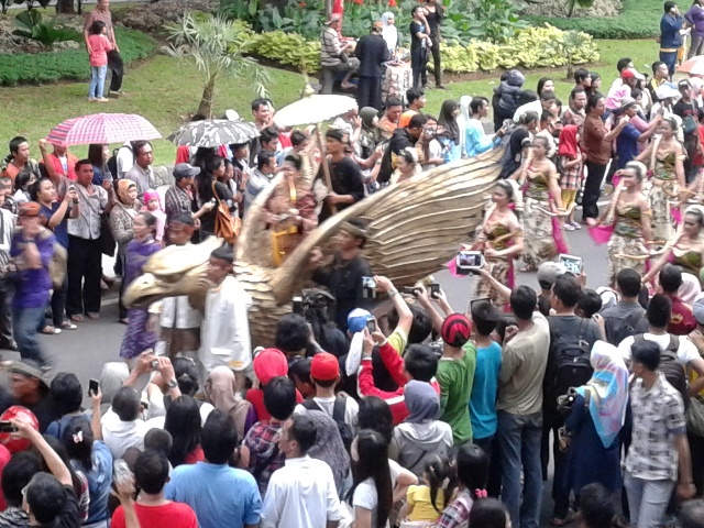 Meriahnya Pawai World Heritage Festival 2013 di kawasan Monas, Jakarta