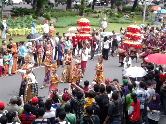 Meriahnya Pawai World Heritage Festival 2013 di kawasan Monas, Jakarta