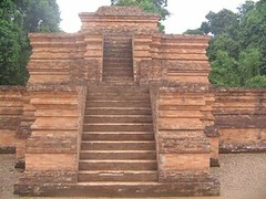 menurut juragan, aneh nggak candi di indonesia ada hiroglifnya??