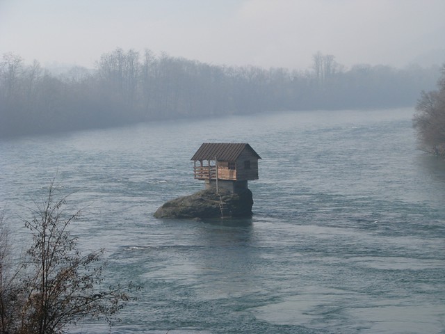 Unik, Rumah Ini Berdiri ditengah Aliran Sungai&#91;FULL PICT&#93;
