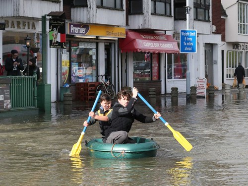 Foto Unik Akibat Banjir di Inggris