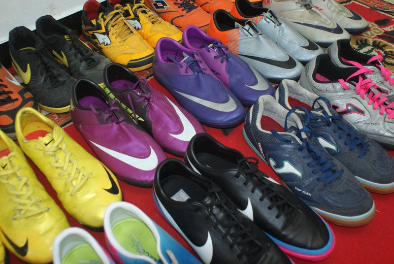 NIKE T7 Mercurial Mango Orange Volt White Volt Mizuno Wave Ignitus Size 42-42,5-43