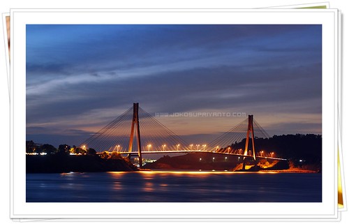 Jembatan-Jembatan Indah dimalam hari (Indonesia)