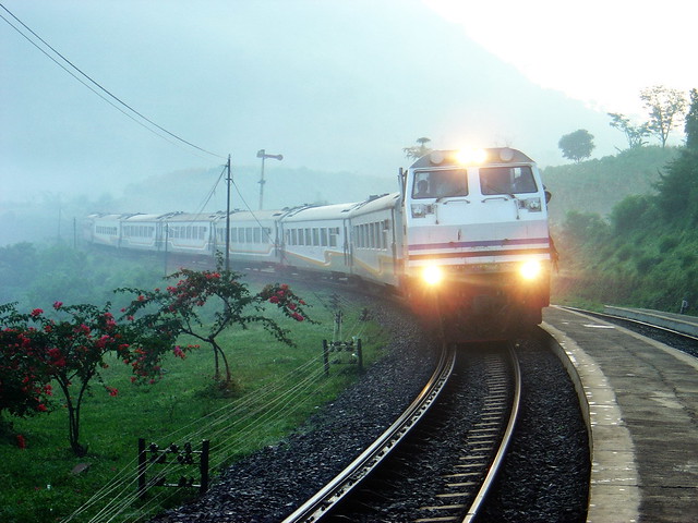 &#91;KEREN&#93; Lintasan Kereta Api Dengan Pemandangan Indah Dari Penjuru Dunia 