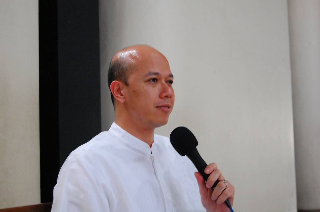Dosen IT LAW Pertama Se-Asia yang bergaya Intelek 