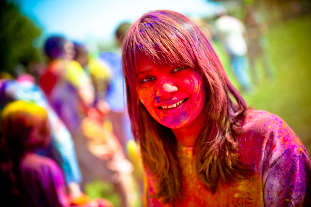 Serunya Festival Lempar Bubuk Warna di India