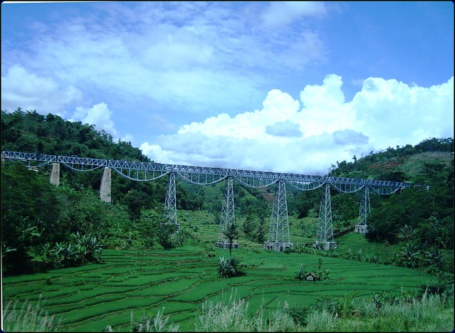 &#91;KEREN&#93; Lintasan Kereta Api Dengan Pemandangan Indah Dari Penjuru Dunia 