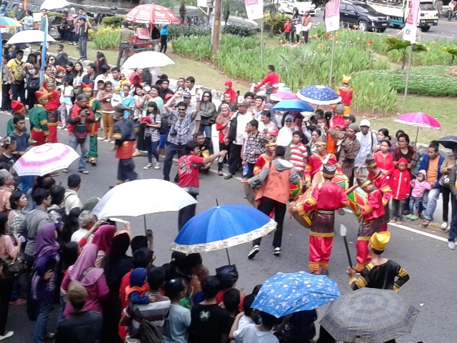 Meriahnya Pawai World Heritage Festival 2013 di kawasan Monas, Jakarta