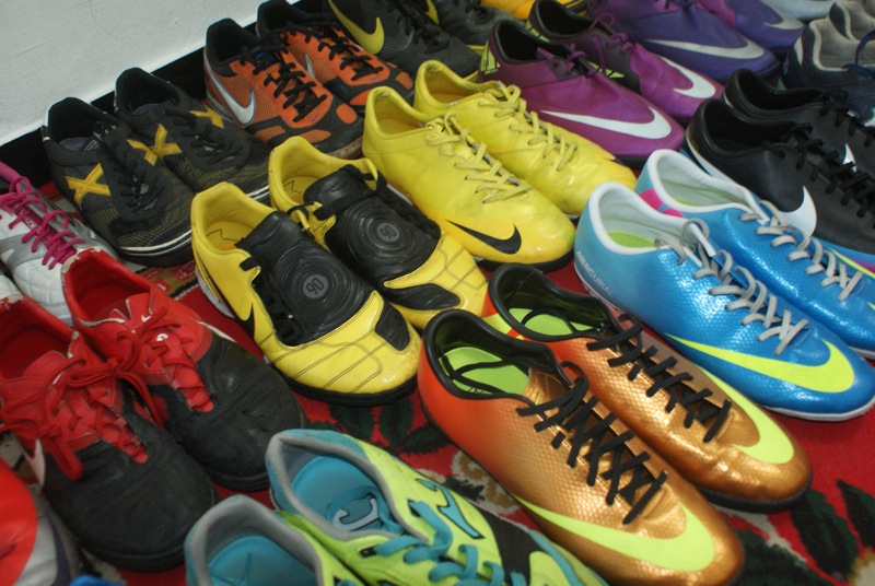 NIKE T7 Mercurial Mango Orange Volt White Volt Mizuno Wave Ignitus Size 42-42,5-43