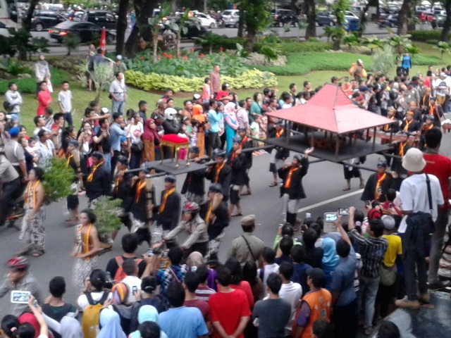 Meriahnya Pawai World Heritage Festival 2013 di kawasan Monas, Jakarta