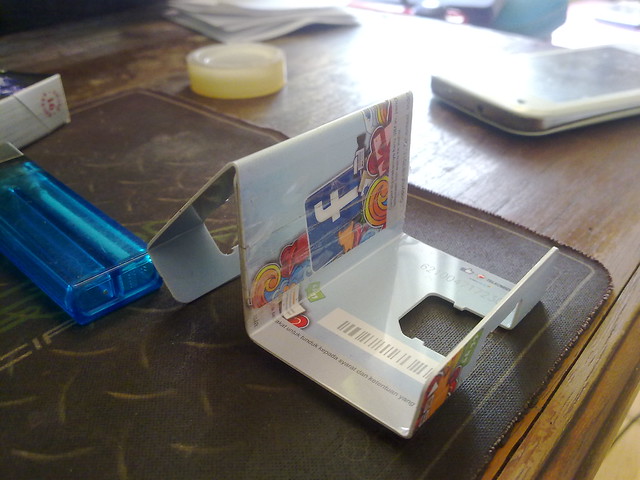 cara-membuat-tripod-dari-kartu-hp-dalam-5-detik