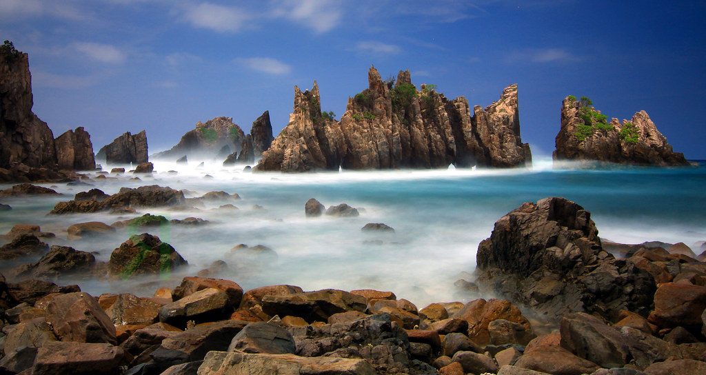 Indah nya batu karang di pantai lampung ini gan