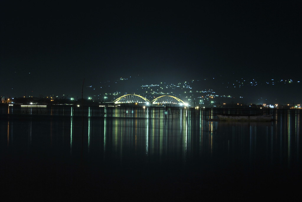 Jembatan-Jembatan Indah dimalam hari (Indonesia)