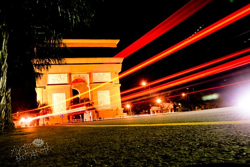 PICS Landmark suatu kota di Indonesia pada malam hari