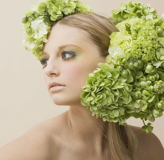 Hiasan Rambut Paling Unik Menggunakan Bunga dan Sayur!