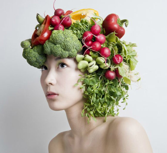 Hiasan Rambut Paling Unik Menggunakan Bunga dan Sayur!