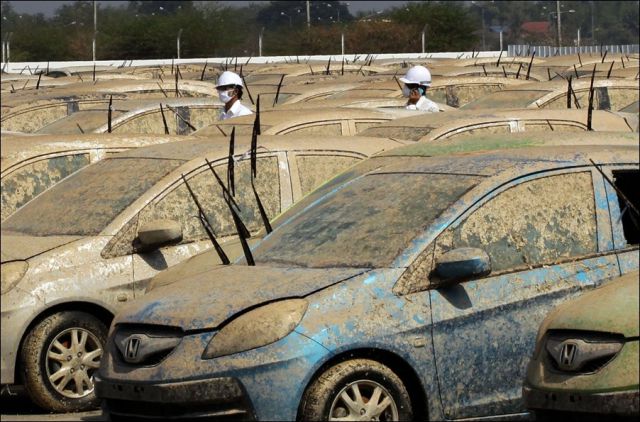 Honda hancurkan mobil2 yang terkena banjir di Thailand