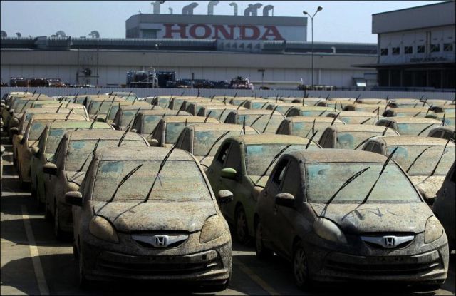 Honda hancurkan mobil2 yang terkena banjir di Thailand