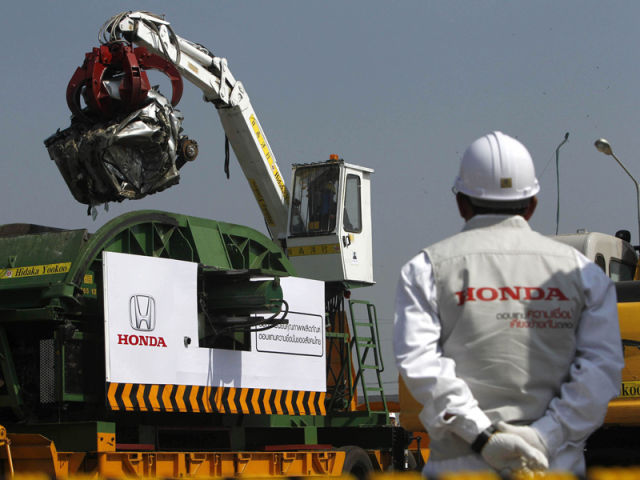 Honda hancurkan mobil2 yang terkena banjir di Thailand