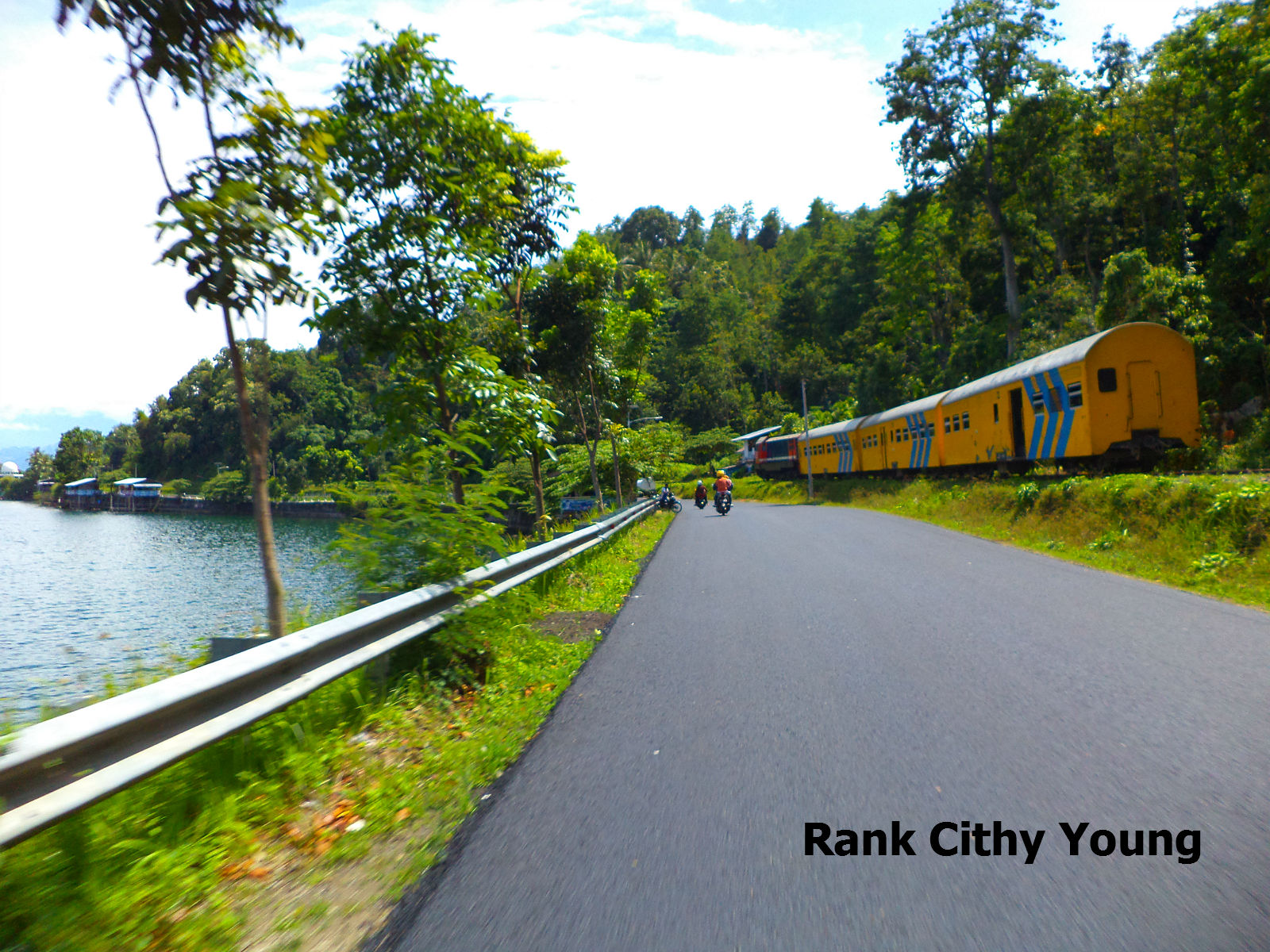 Serunya Jalan² Naik Kereta Api Wisata Danau Singkarak