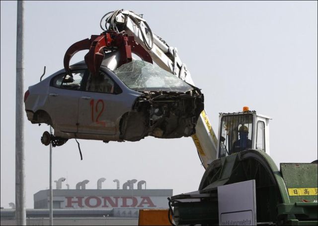 Honda hancurkan mobil2 yang terkena banjir di Thailand