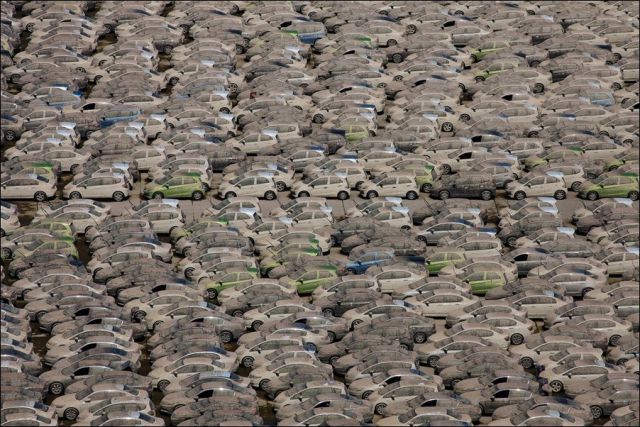 Honda hancurkan mobil2 yang terkena banjir di Thailand