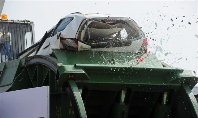 Honda hancurkan mobil2 yang terkena banjir di Thailand