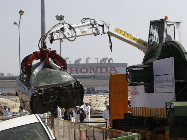 Honda hancurkan mobil2 yang terkena banjir di Thailand