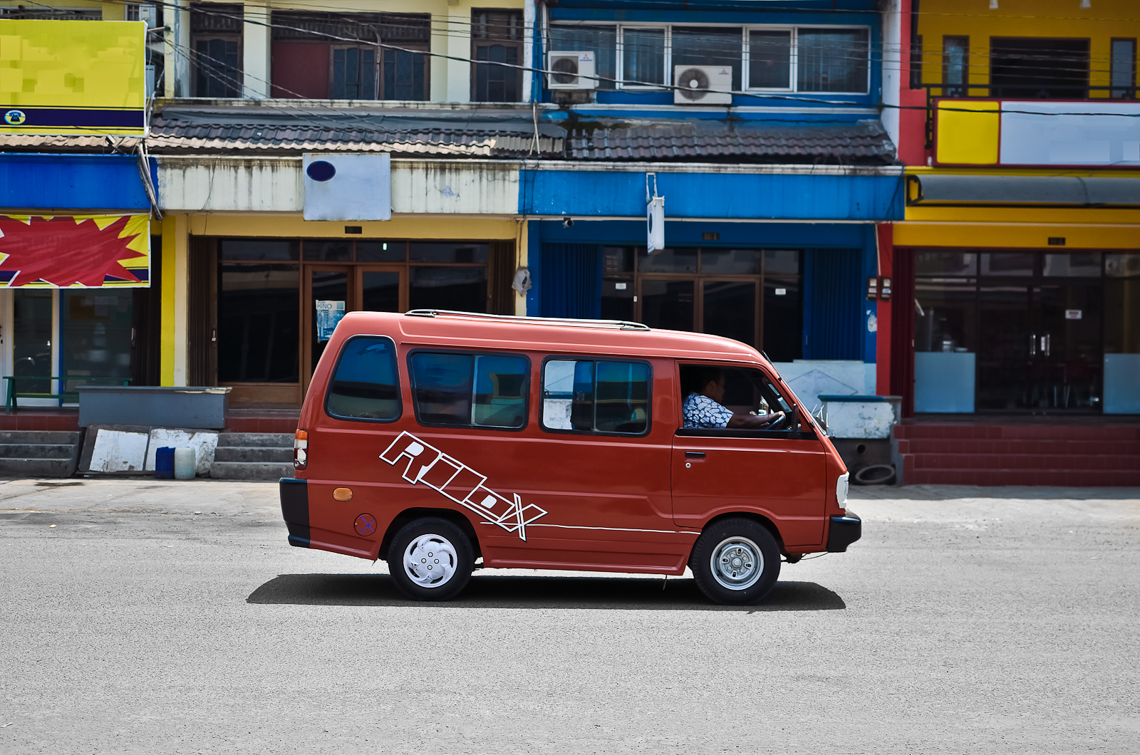 Siapa yang pertama mencetuskan Angkot = Transportasi Massal ??