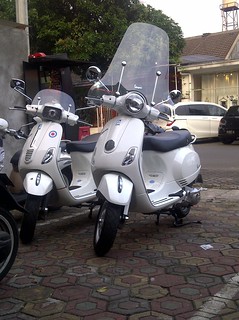 WTS Piaggio LX 125 2011 warna putih ( low KM, great condition )