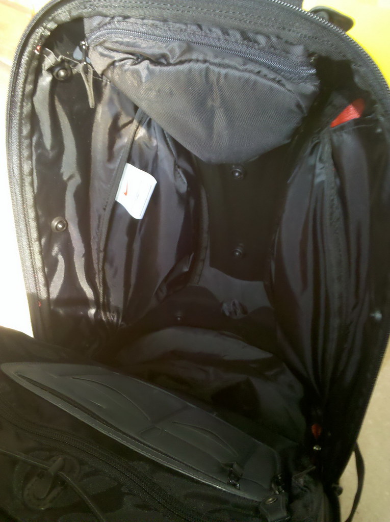 Tas Ransel : NIKE HARDSHELL BACKPACK ........... MANTAP & Eye Catcher