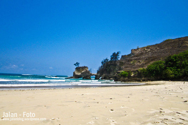 Tebing &quot;berukir&quot; di Pantai Watuparunu