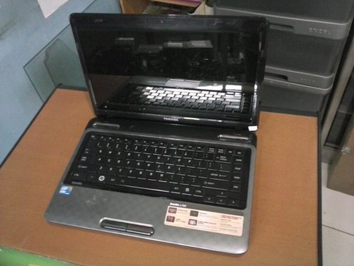 LAPTOP/NOTEBOOK TOSHIBA SATELLITE L745 CORE I3 MURAH/HRG NEGO/MULUS/COD BANDUNG