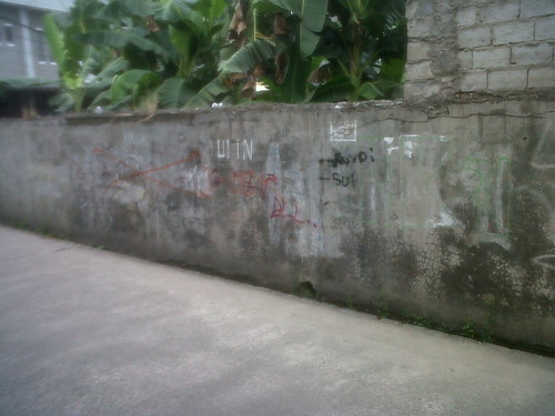 rumah ane gan+grafitinya yg ane pun gk ngerti mksudnya